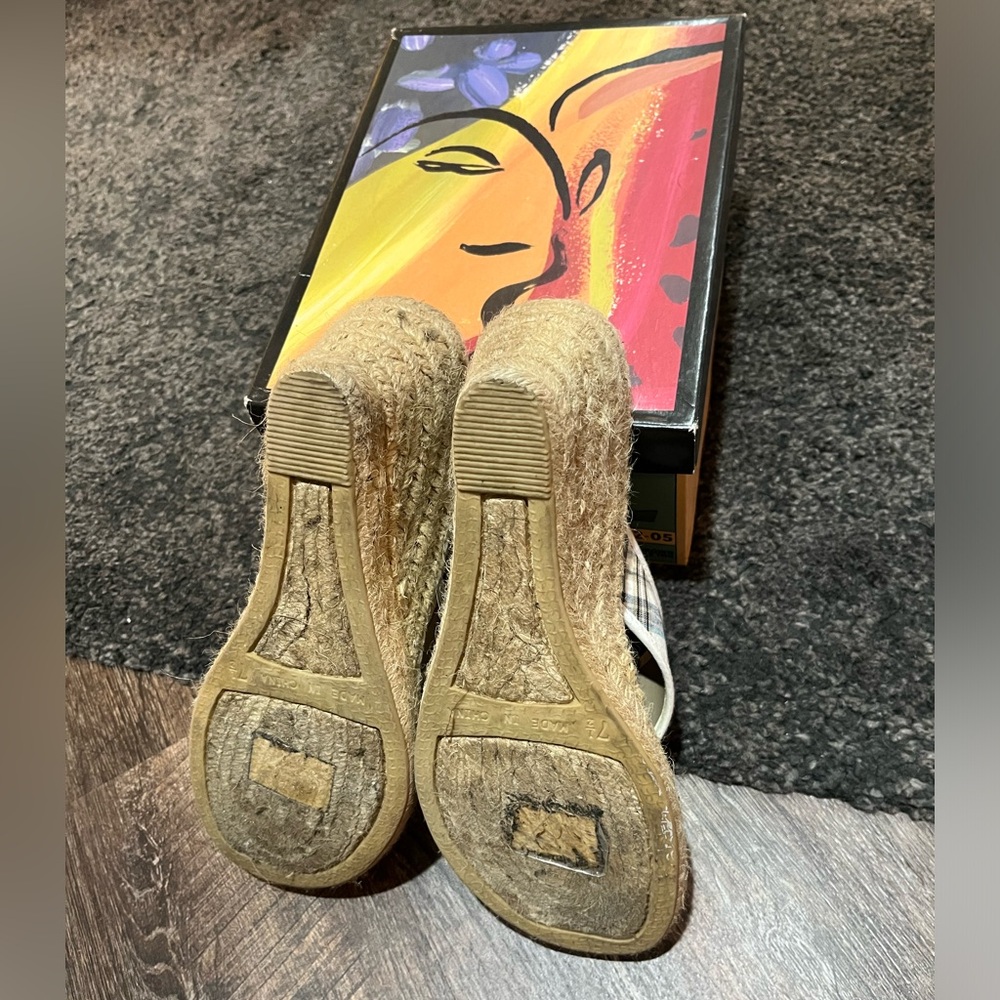 Montego Bay Club. 71/2 women’s shoes. Plaid flip flops. - Picture 4 of 11